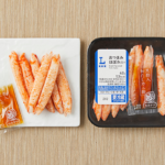 ローソンのおつまみほぼカニ®を比較する。税込価格：246円、カロリー：53kcal、1円あたりカロリー：0.22kcal/円、たんぱく質：5.4g、1円あたりたんぱく質：0.02g/円、脂質：1g、炭水化物：5.5g、糖質：5.3g、食物繊維：0.2g、食塩相当量：1.5g。