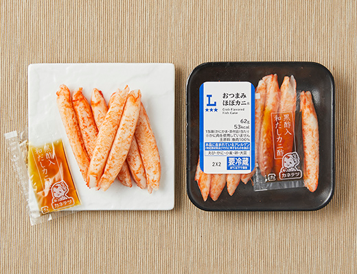 ローソンのおつまみほぼカニ®を比較する。税込価格：246円、カロリー：53kcal、1円あたりカロリー：0.22kcal/円、たんぱく質：5.4g、1円あたりたんぱく質：0.02g/円、脂質：1g、炭水化物：5.5g、糖質：5.3g、食物繊維：0.2g、食塩相当量：1.5g。