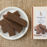 ローソンのチョコクリーム バーを比較する。税込価格：118円、カロリー：83kcal、1円あたりカロリー：0.70kcal/円、たんぱく質：1.1g、1円あたりたんぱく質：0.01g/円、脂質：4.5g、炭水化物：9.8g、糖質：9.2g、食物繊維：0.6g、食塩相当量：0.1g。