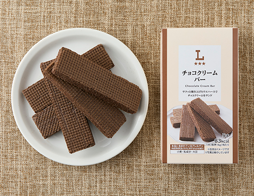 ローソンのチョコクリーム バーを比較する。税込価格：118円、カロリー：83kcal、1円あたりカロリー：0.70kcal/円、たんぱく質：1.1g、1円あたりたんぱく質：0.01g/円、脂質：4.5g、炭水化物：9.8g、糖質：9.2g、食物繊維：0.6g、食塩相当量：0.1g。