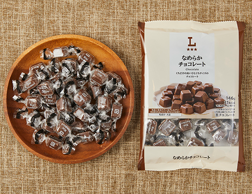 ローソンのなめらかチョコレートを比較する。税込価格：388円、カロリー：31kcal、1円あたりカロリー：0.08kcal/円、たんぱく質：0.3g、1円あたりたんぱく質：0.01未満g/円、脂質：2g、炭水化物：3g、糖質：2.8g、食物繊維：0.2g、食塩相当量：0g。