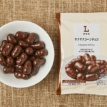 ローソンのサクサクコーンチョコを比較する。税込価格：168円、カロリー：254kcal、1円あたりカロリー：1.51kcal/円、たんぱく質：3.4g、1円あたりたんぱく質：0.02g/円、脂質：13.3g、炭水化物：31.1g、糖質：29.2g、食物繊維：1.9g、食塩相当量：0.1g。
