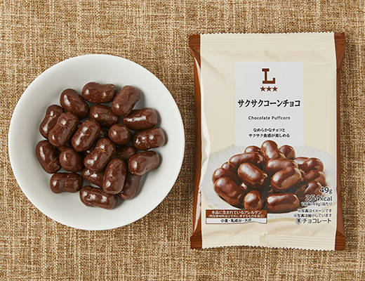 ローソンのサクサクコーンチョコを比較する。税込価格：168円、カロリー：254kcal、1円あたりカロリー：1.51kcal/円、たんぱく質：3.4g、1円あたりたんぱく質：0.02g/円、脂質：13.3g、炭水化物：31.1g、糖質：29.2g、食物繊維：1.9g、食塩相当量：0.1g。