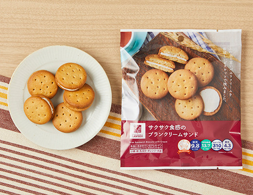 ローソンのサクサク食感のブランクリームサンド。税込価格：218円、カロリー：181kcal、たんぱく質：4.5g、脂質：10.7g、炭水化物：23.5g、糖質：9.8g、食物繊維：13.7g、食塩相当量：0.3g。