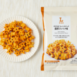 ローソンのザクうま！コーンスナック 濃厚コンソメ味を比較する。税込価格：130円、カロリー：316kcal、1円あたりカロリー：2.43kcal/円、たんぱく質：3.7g、1円あたりたんぱく質：0.03g/円、脂質：19.3g、炭水化物：33g、糖質：30.7g、食物繊維：2.3g、食塩相当量：0.9g。