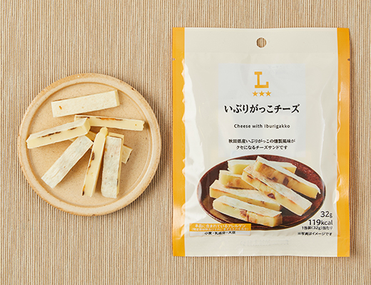ローソンのいぶりがっこチーズを比較する。税込価格：298円、カロリー：119kcal、1円あたりカロリー：0.40kcal/円、たんぱく質：4.5g、1円あたりたんぱく質：0.02g/円、脂質：8.8g、炭水化物：5.6g、糖質：5.2g、食物繊維：0.4g、食塩相当量：1g。