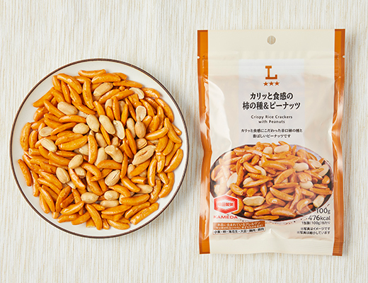 ローソンのカリッと食感の柿の種＆ピーナッツを比較する。税込価格：198円、カロリー：476kcal、1円あたりカロリー：2.40kcal/円、たんぱく質：13.8g、1円あたりたんぱく質：0.07g/円、脂質：19.8g、炭水化物：62.4g、糖質：59g、食物繊維：3.4g、食塩相当量：1.3g。