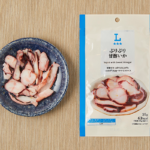 ローソンのぷりぷり甘酢いかを比較する。税込価格：388円、カロリー：63kcal、1円あたりカロリー：0.16kcal/円、たんぱく質：9.2g、1円あたりたんぱく質：0.02g/円、脂質：0.5g、炭水化物：5.4g、糖質：5.3g、食物繊維：0.1g、食塩相当量：1.5g。