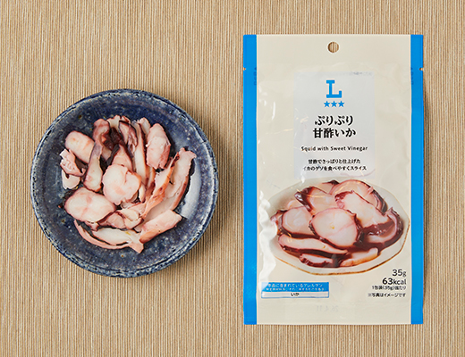 ローソンのぷりぷり甘酢いかを比較する。税込価格：388円、カロリー：63kcal、1円あたりカロリー：0.16kcal/円、たんぱく質：9.2g、1円あたりたんぱく質：0.02g/円、脂質：0.5g、炭水化物：5.4g、糖質：5.3g、食物繊維：0.1g、食塩相当量：1.5g。