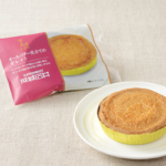 ローソンのオールバター仕立てのガレット。税込価格：288円、カロリー：202kcal、たんぱく質：2.2g、脂質：13g、炭水化物：19.1g、食塩相当量：0.1g。