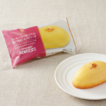 ローソンのオールバター仕立ての瀬戸内産レモンのケーキ。税込価格：258円、カロリー：186kcal、たんぱく質：1.8g、脂質：9.5g、炭水化物：23.3g、食塩相当量：0.2g。
