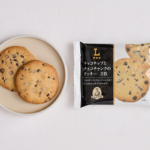ローソンのチョコチップとチョコチャンクのクッキー。税込価格：228円、カロリー：72kcal、たんぱく質：0.7g、脂質：3.6g、炭水化物：9.2g、食塩相当量：0.1g。