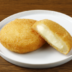 ローソンのいももちチーズ。税込価格：165円、カロリー：216kcal、たんぱく質：2.7g、脂質：12.3g、炭水化物：24.6g、糖質：22.3g、食物繊維：2.3g、食塩相当量：0.7g。