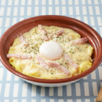 ローソンのソースたっぷり生パスタ カルボナーラ。税込価格：599円、カロリー：607kcal、たんぱく質：29g、脂質：18.1g、炭水化物：85.8g、糖質：78.1g、食物繊維：7.7g、食塩相当量：4.5g。
