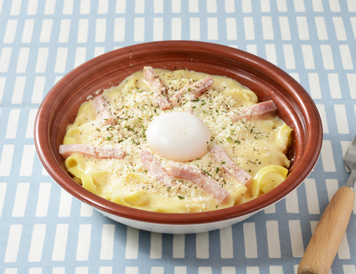 ローソンのソースたっぷり生パスタ カルボナーラ。税込価格：599円、カロリー：607kcal、たんぱく質：29g、脂質：18.1g、炭水化物：85.8g、糖質：78.1g、食物繊維：7.7g、食塩相当量：4.5g。