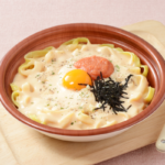 ローソンのソースたっぷり生パスタ 明太カルボナーラ。税込価格：599円、カロリー：584kcal、たんぱく質：25.7g、脂質：18.4g、炭水化物：81.7g、糖質：76.1g、食物繊維：5.6g、食塩相当量：4.9g。