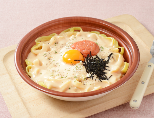 ローソンのソースたっぷり生パスタ 明太カルボナーラ。税込価格：599円、カロリー：584kcal、たんぱく質：25.7g、脂質：18.4g、炭水化物：81.7g、糖質：76.1g、食物繊維：5.6g、食塩相当量：4.9g。