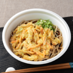 ローソンの野菜かき揚げそば。税込価格：599円、カロリー：512kcal、たんぱく質：25.6g、脂質：14.6g、炭水化物：73.2g、糖質：65.9g、食物繊維：7.3g、食塩相当量：5.4g。