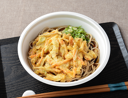 ローソンの野菜かき揚げそば。税込価格：599円、カロリー：512kcal、たんぱく質：25.6g、脂質：14.6g、炭水化物：73.2g、糖質：65.9g、食物繊維：7.3g、食塩相当量：5.4g。