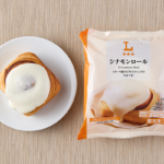 ローソンのシナモンロールを比較する。税込価格：354円、カロリー：421kcal、1円あたりカロリー：1.19kcal/円、たんぱく質：5.6g、1円あたりたんぱく質：0.02g/円、脂質：22.4g、炭水化物：50.9g、糖質：49.8g、食物繊維：1.1g、食塩相当量：0.6g。