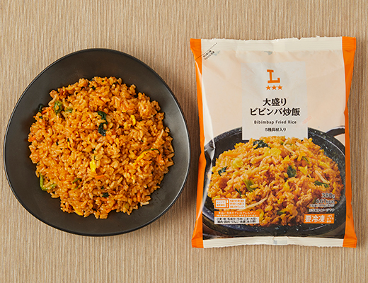 ローソンの大盛りビビンバ炒飯を比較する。税込価格：397円、カロリー：661kcal、1円あたりカロリー：1.66kcal/円、たんぱく質：15.6g、1円あたりたんぱく質：0.04g/円、脂質：17.9g、炭水化物：111.3g、糖質：107.5g、食物繊維：3.8g、食塩相当量：5.5g。