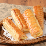 ローソンの紅はるかのスティックパイ 4本入。税込価格：192円、カロリー：141kcal、たんぱく質：2.1g、脂質：7.7g、炭水化物：16.4g、糖質：15.5g、食物繊維：0.9g、食塩相当量：0.3g。