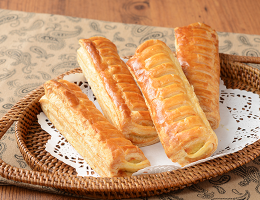 ローソンの紅はるかのスティックパイ 4本入。税込価格：192円、カロリー：141kcal、たんぱく質：2.1g、脂質：7.7g、炭水化物：16.4g、糖質：15.5g、食物繊維：0.9g、食塩相当量：0.3g。