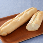 ローソンの香ばしいミルクフランス。税込価格：160円、カロリー：363kcal、たんぱく質：8.3g、脂質：18.1g、炭水化物：42.7g、糖質：40.7g、食物繊維：2g、食塩相当量：1g。