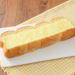 ローソンのシュガーマーガリンブレッド。税込価格：138円、カロリー：509kcal、たんぱく質：8.8g、脂質：28.2g、炭水化物：56.1g、糖質：53.8g、食物繊維：2.3g、食塩相当量：1.2g。