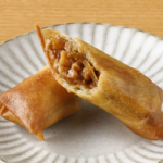 ローソンの春巻き。税込価格：106円、カロリー：126kcal、たんぱく質：2.8g、脂質：7g、炭水化物：13.5g、糖質：12.6g、食物繊維：0.9g、食塩相当量：0.6g。