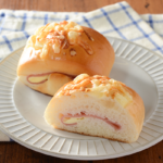 ローソンのこんがりチーズのハム＆マヨパン 2個入。税込価格：160円、カロリー：147kcal、たんぱく質：4.5g、脂質：6.9g、炭水化物：16.9g、糖質：16.3g、食物繊維：0.6g、食塩相当量：0.9g。
