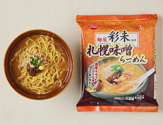ローソンの麺屋彩未監修 札幌味噌らーめんを比較する。税込価格：376円、カロリー：496kcal、1円あたりカロリー：1.32kcal/円、たんぱく質：18.1g、1円あたりたんぱく質：0.05g/円、脂質：19.2g、炭水化物：64.6g、糖質：60.6g、食物繊維：4g、食塩相当量：6.7g。