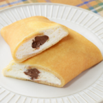 ローソンのもっちりクレープ 生チョコ＆チョコチップ。税込価格：214円、カロリー：243kcal、たんぱく質：3.6g、脂質：15g、炭水化物：23.7g、糖質：23g、食物繊維：0.7g、食塩相当量：0.2g。