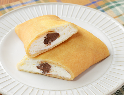 ローソンのもっちりクレープ 生チョコ＆チョコチップ。税込価格：214円、カロリー：243kcal、たんぱく質：3.6g、脂質：15g、炭水化物：23.7g、糖質：23g、食物繊維：0.7g、食塩相当量：0.2g。