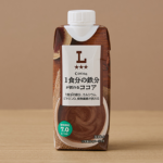 ローソンの1食分の鉄分が摂れる ココア。税込価格：198円、カロリー：263kcal、たんぱく質：4.2g、脂質：9.4g、炭水化物：44g、糖質：37g、食物繊維：7g、食塩相当量：0.3g。