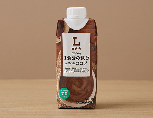 ローソンの1食分の鉄分が摂れる ココア。税込価格：198円、カロリー：263kcal、たんぱく質：4.2g、脂質：9.4g、炭水化物：44g、糖質：37g、食物繊維：7g、食塩相当量：0.3g。