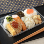 ローソンのおにぎり弁当。税込価格：540円、カロリー：496kcal、たんぱく質：17.2g、脂質：20g、炭水化物：63.6g、糖質：59.9g、食物繊維：3.7g、食塩相当量：2.9g。