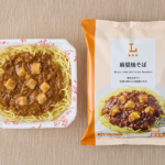 ローソンの麻婆焼そばを比較する。税込価格：397円、カロリー：490kcal、1円あたりカロリー：1.23kcal/円、たんぱく質：14.8g、1円あたりたんぱく質：0.04g/円、脂質：20.9g、炭水化物：62.7g、糖質：58.8g、食物繊維：3.9g、食塩相当量：4.4g。