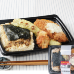 ローソンのだしご飯の海苔弁当。税込価格：646円、カロリー：836kcal、たんぱく質：26.8g、脂質：33.6g、炭水化物：109.3g、糖質：104g、食物繊維：5.3g、食塩相当量：4.2g。