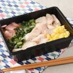 焼鮭ほぐし弁当 ローソン 焼鮭を丁寧に手でほぐし、和風だし仕立てのたれを和え、鮭の旨味を引き立てた商品。玉子そぼろ、野沢菜漬、梅しそ大根を合わせたお弁当。