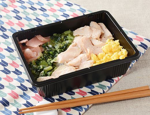焼鮭ほぐし弁当 ローソン 焼鮭を丁寧に手でほぐし、和風だし仕立てのたれを和え、鮭の旨味を引き立てた商品。玉子そぼろ、野沢菜漬、梅しそ大根を合わせたお弁当。