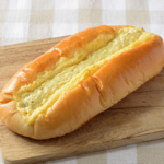 ローソンのあらびきソーセージパン。税込価格：160円、カロリー：280kcal、たんぱく質：8.7g、脂質：12.6g、炭水化物：34.1g、糖質：31.7g、食物繊維：2.4g、食塩相当量：1.7g。
