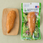 ローソンのたんぱく質20.5gささみ スモークを比較する。税込価格：268円、カロリー：94kcal、1円あたりカロリー：0.35kcal/円、たんぱく質：20.5g、1円あたりたんぱく質：0.08g/円、脂質：0.7g、炭水化物：1.4g、糖質：1.4g、食物繊維：0g、食塩相当量：1.8g。