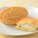 ローソンのふんわりワッフル カスタード＆ホイップ。税込価格：173円、カロリー：199kcal、たんぱく質：4.1g、脂質：9.2g、炭水化物：25.3g、糖質：24.7g、食物繊維：0.6g、食塩相当量：0.1g。
