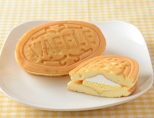 ローソンのふんわりワッフル カスタード＆ホイップ。税込価格：173円、カロリー：199kcal、たんぱく質：4.1g、脂質：9.2g、炭水化物：25.3g、糖質：24.7g、食物繊維：0.6g、食塩相当量：0.1g。