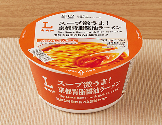 ローソンのスープ激うま！京都背脂醤油ラーメンを比較する。税込価格：238円、カロリー：345kcal、1円あたりカロリー：1.45kcal/円、たんぱく質：9.1g、1円あたりたんぱく質：0.04g/円、脂質：10.5g、炭水化物：54.6g、糖質：52.3g、食物繊維：2.3g、食塩相当量：5.4g。