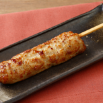 ローソンのなんこつ入りつくね棒。税込価格：198円、カロリー：154kcal、たんぱく質：11.3g、脂質：8.7g、炭水化物：7.9g、糖質：7.4g、食物繊維：0.5g、食塩相当量：1.5g。