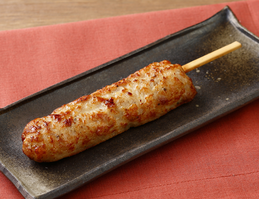 ローソンのなんこつ入りつくね棒。税込価格：198円、カロリー：154kcal、たんぱく質：11.3g、脂質：8.7g、炭水化物：7.9g、糖質：7.4g、食物繊維：0.5g、食塩相当量：1.5g。