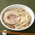 ローソンの満腹濃厚豚ラーメン。税込価格：745円、カロリー：795kcal、たんぱく質：38.3g、脂質：35.6g、炭水化物：86.2g、糖質：74.6g、食物繊維：11.6g、食塩相当量：10g。