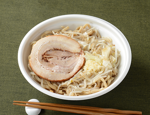 ローソンの満腹濃厚豚ラーメン。税込価格：745円、カロリー：795kcal、たんぱく質：38.3g、脂質：35.6g、炭水化物：86.2g、糖質：74.6g、食物繊維：11.6g、食塩相当量：10g。